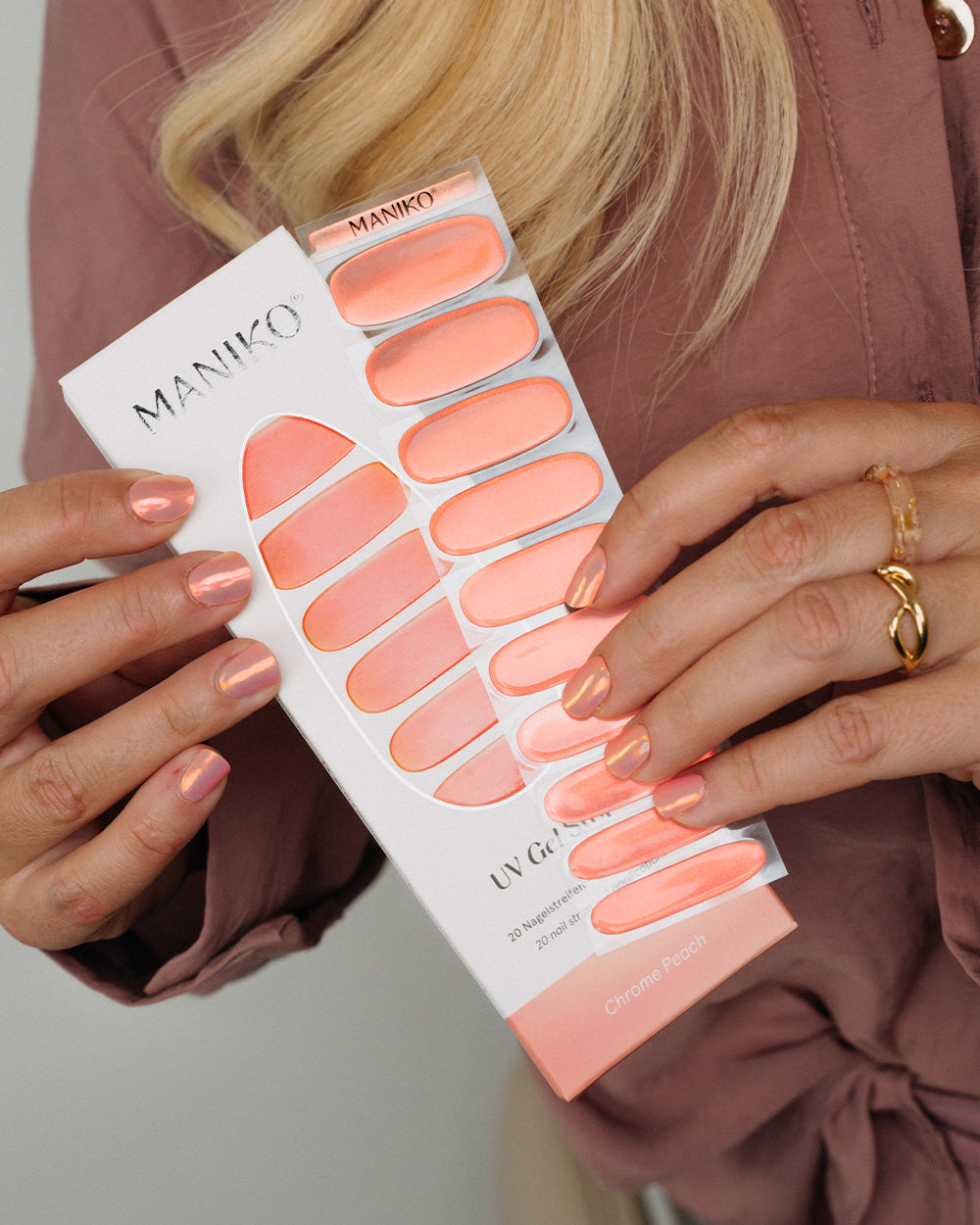 maniko-chrome-peach-uv-gel-strips image 5