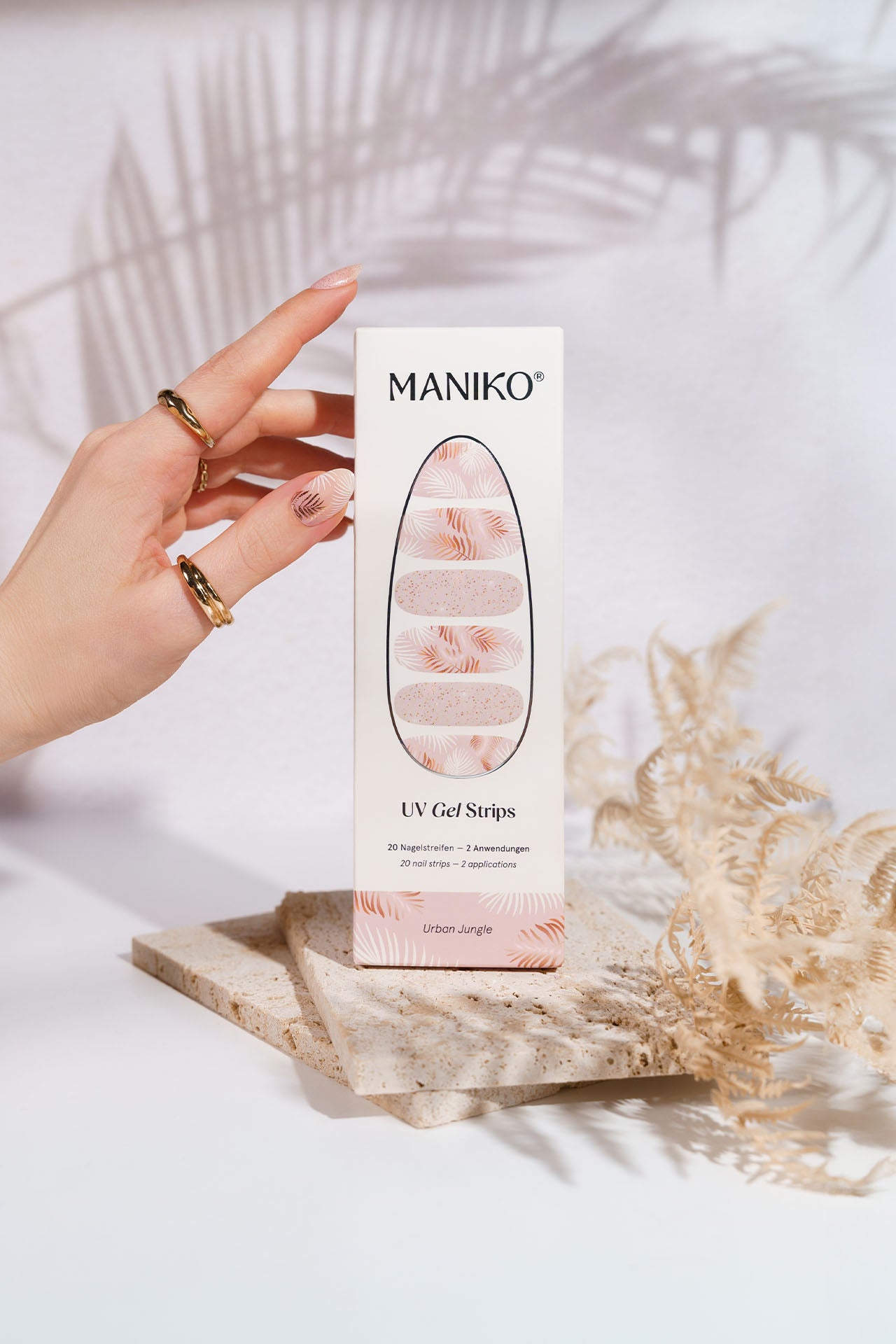 maniko-urban-jungle-uv-gel-strips-bl-tter-auf-blassrosa image 4