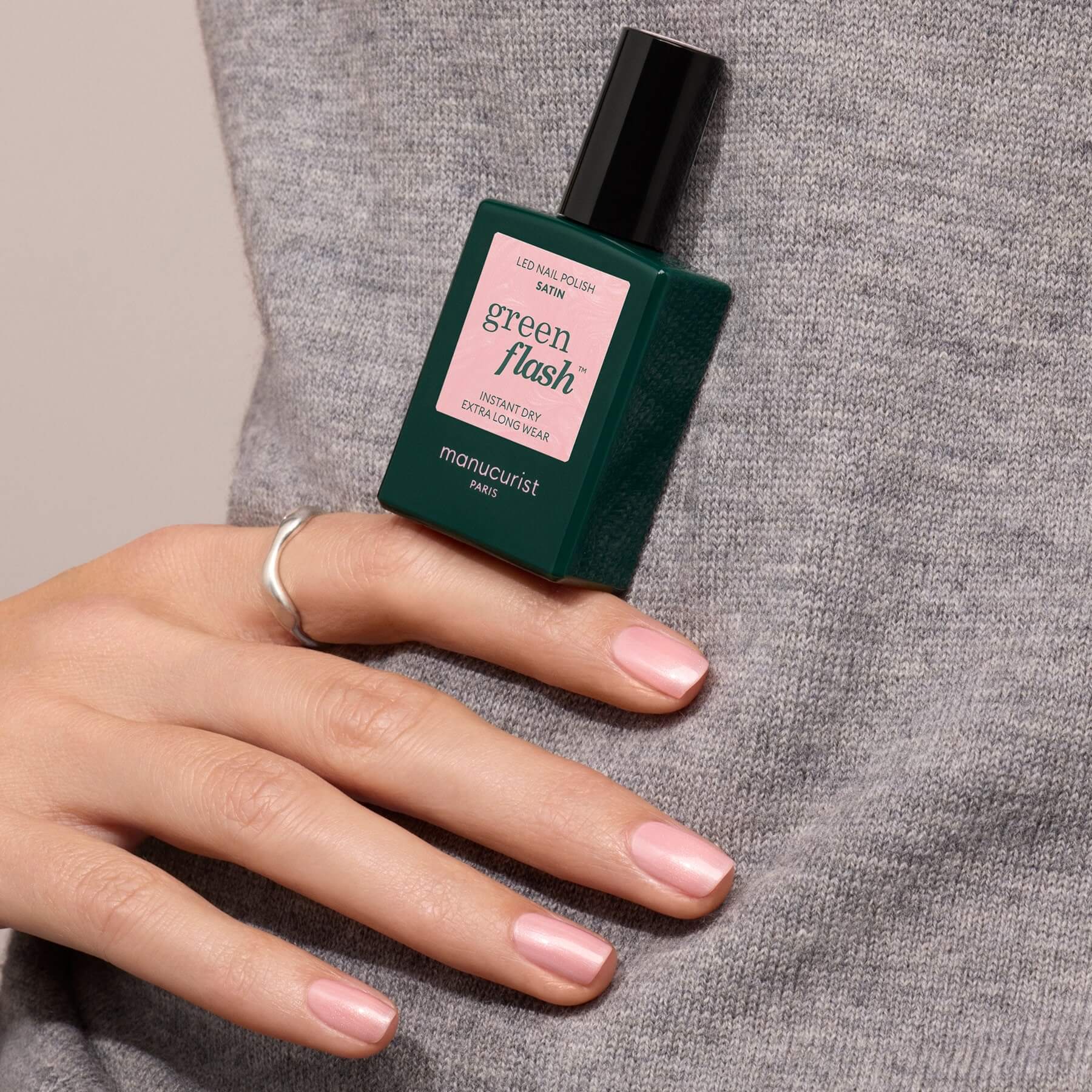 manucurist-green-flash-satin-semi-permanenter-nagellack-perlmutt-rosa image 4
