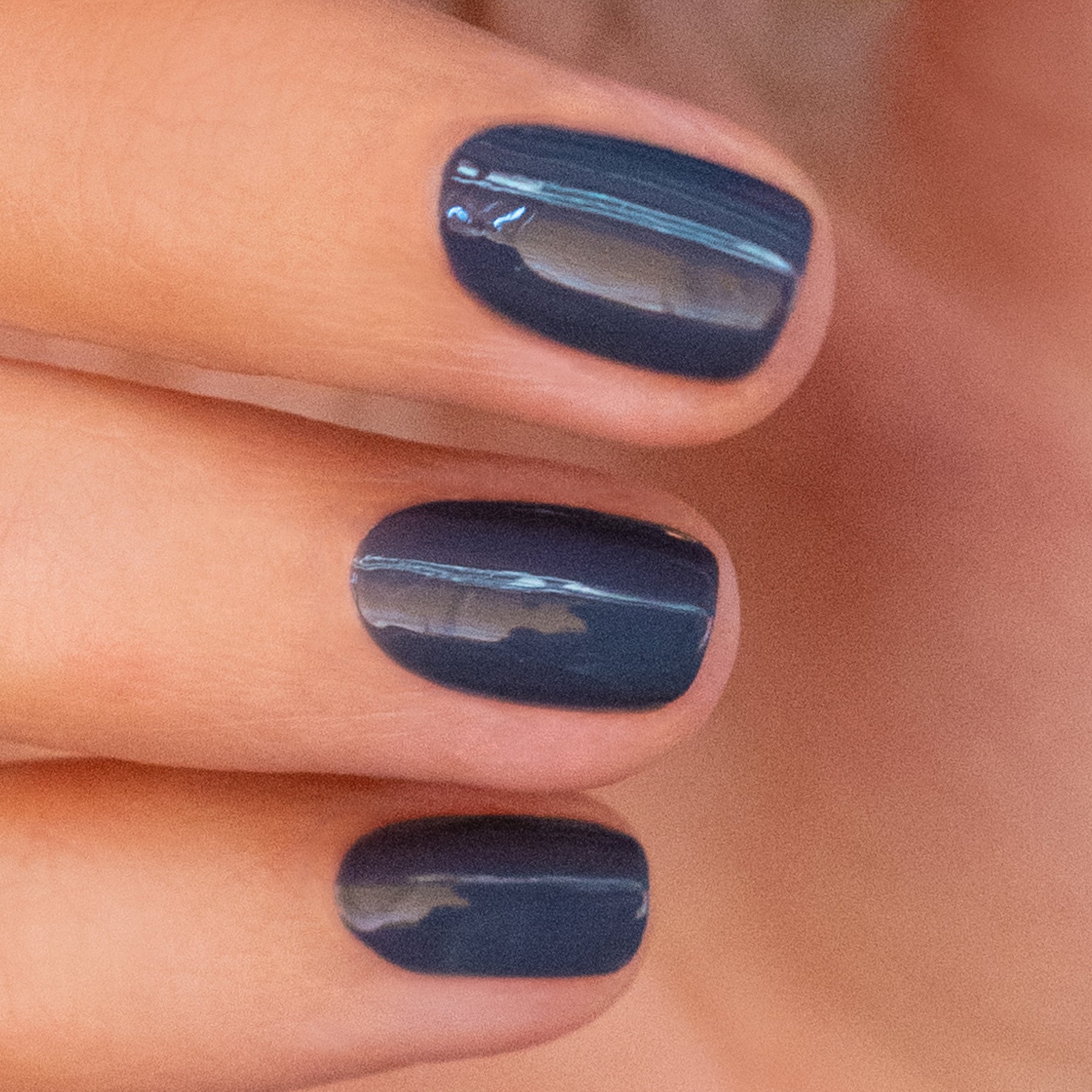 manucurist-green-flash-poppy-seed-semi-permanenter-gel-nagellack-blau-grau image 2