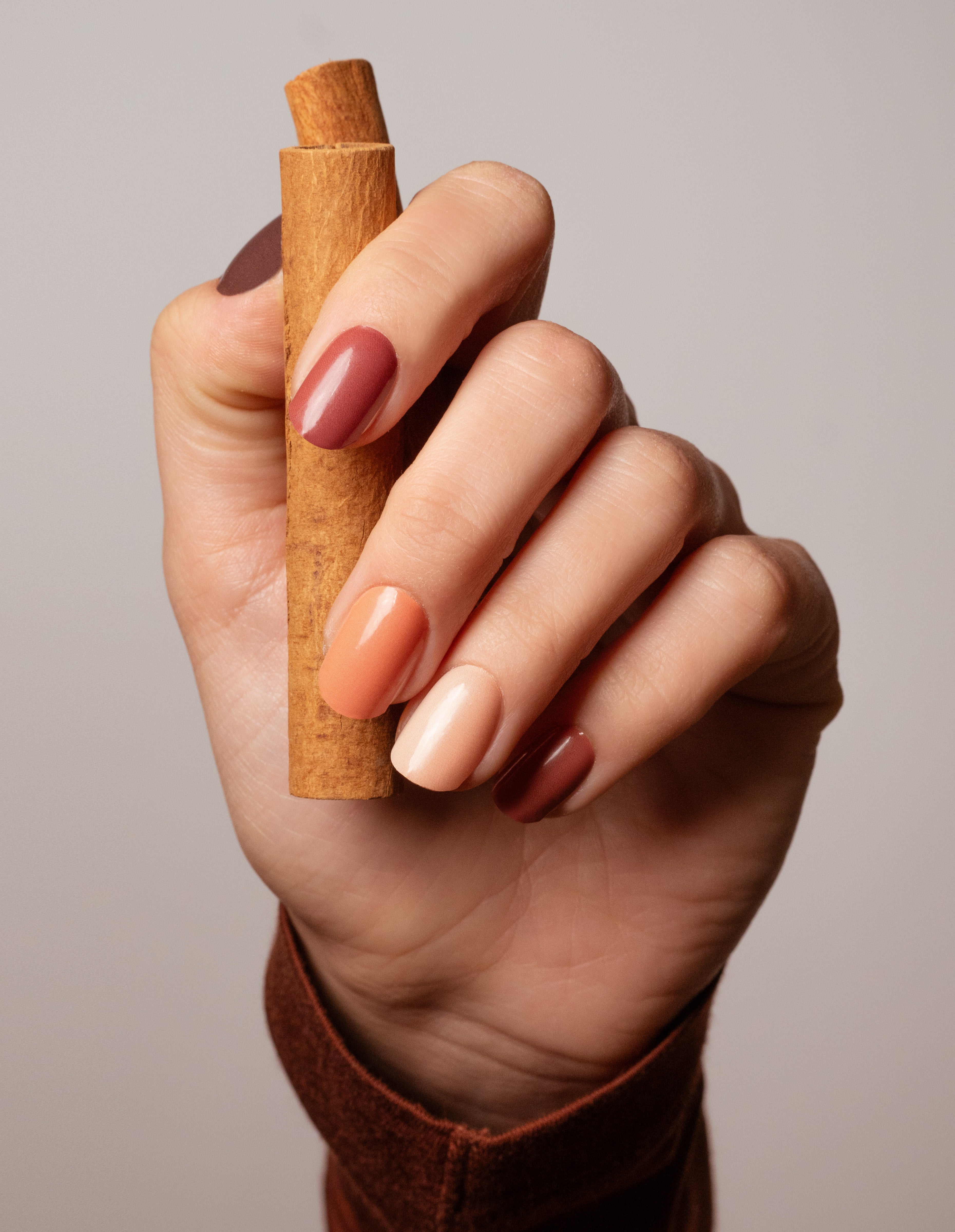 miss-sophie-cinnamon-twirl-nagelfolien-herbst-farbverlauf image 3