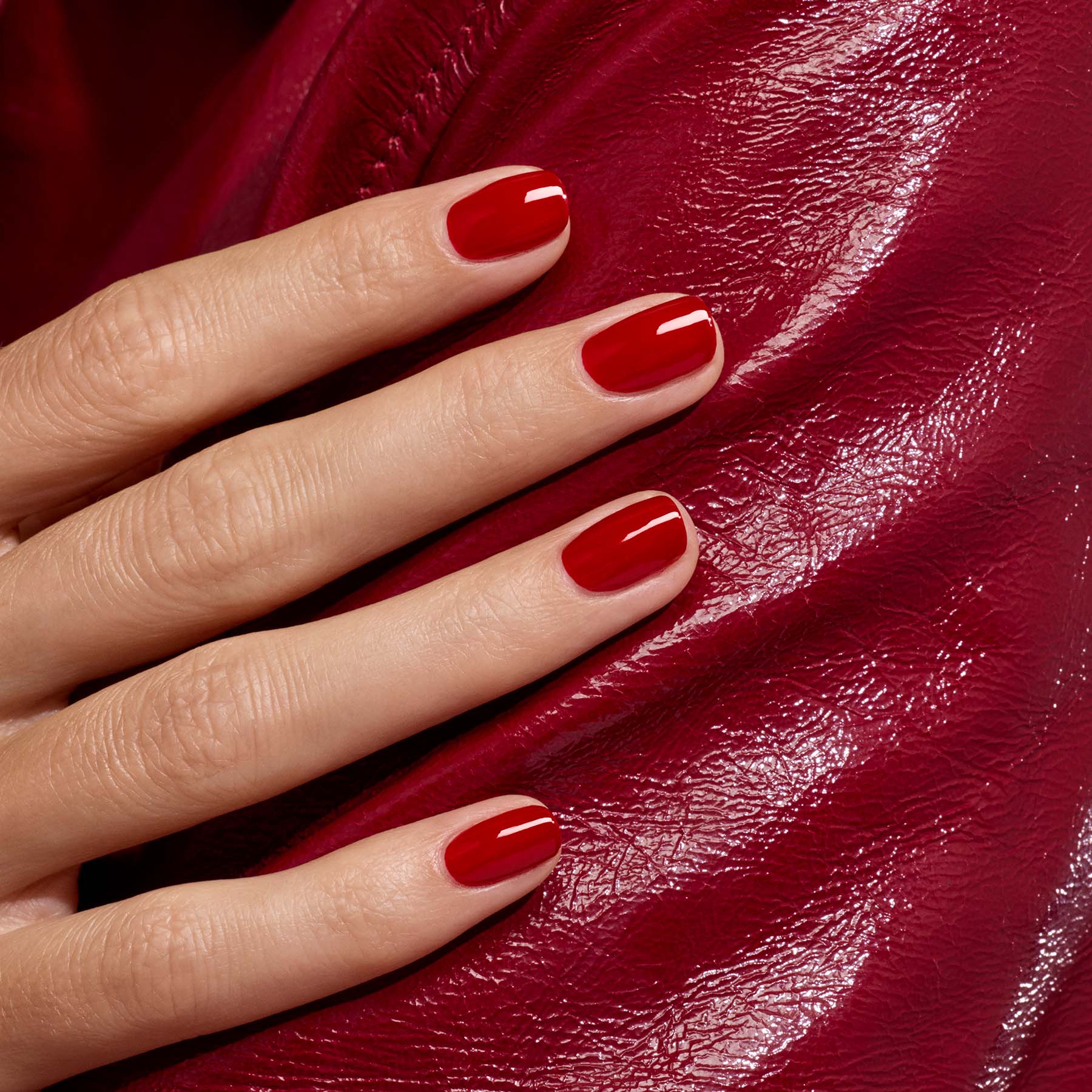 manucurist-green-flash-red-velvet-semi-permanenter-gel-nagellack-tiefes-samtrot image 2