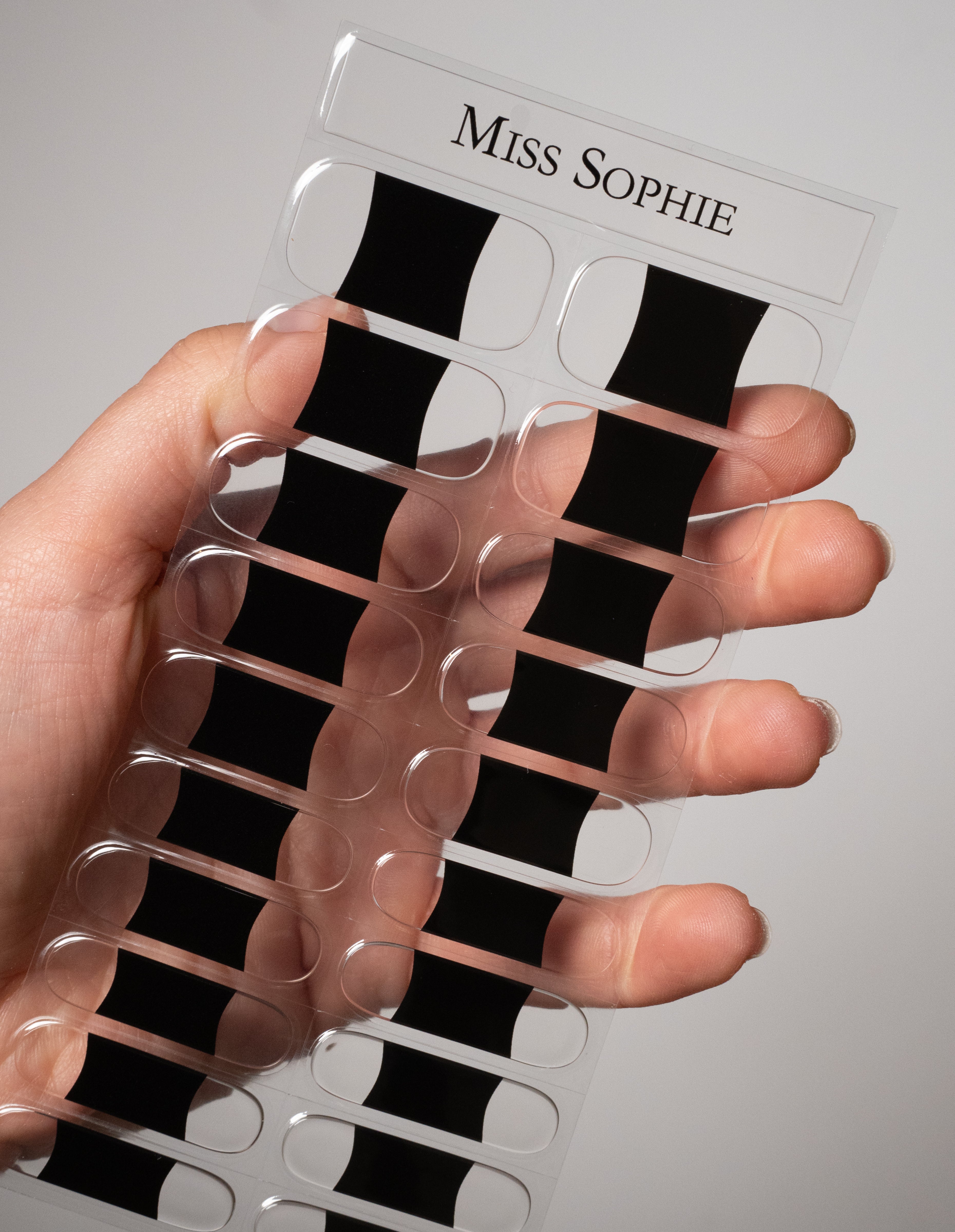 miss-sophie-black-tips-uv-gel-nagelfolien-french-schwarz image 4