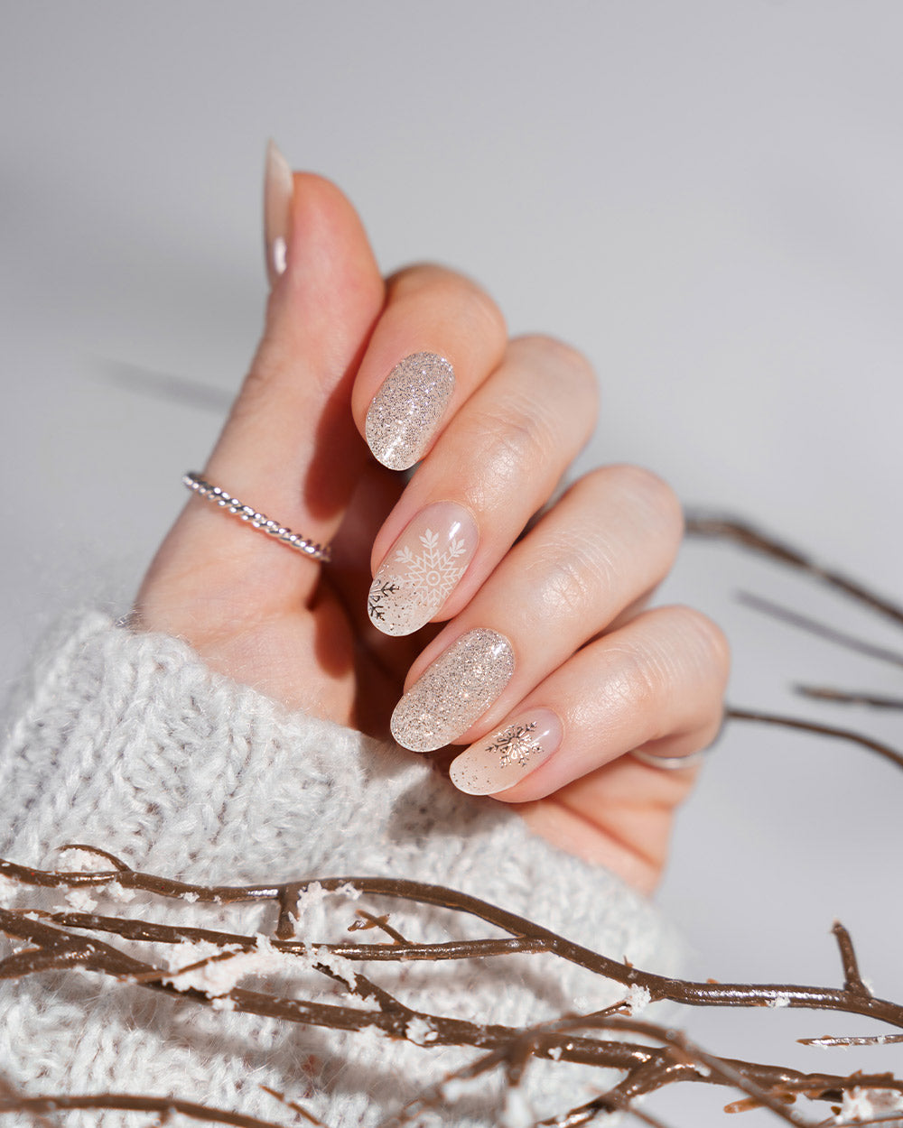 maniko-glacial-grace-uv-uv-gel-strips-mit-schneeflocken-glitzer image 2