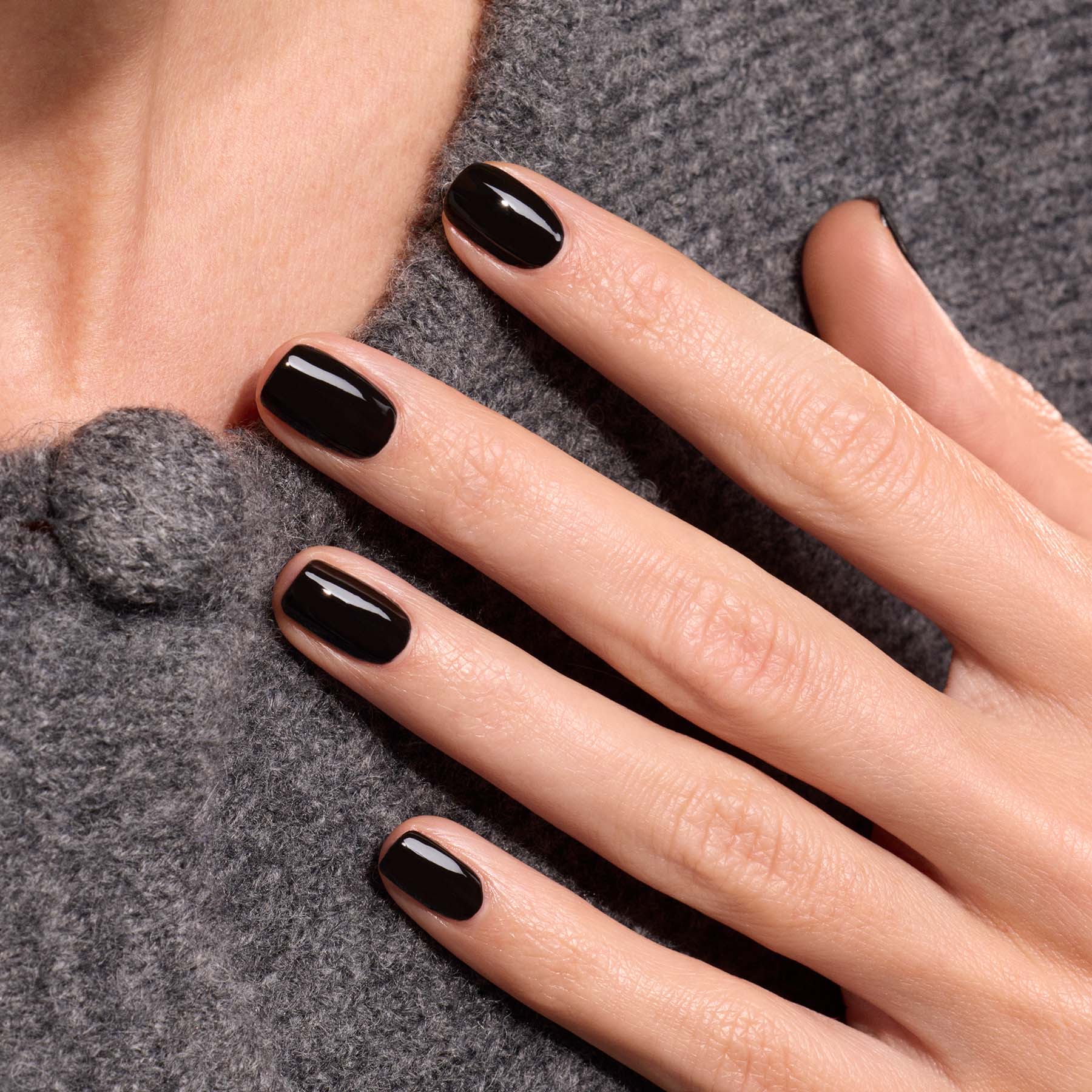manucurist-green-licorice-klassischer-nagellack-schwarz image 4