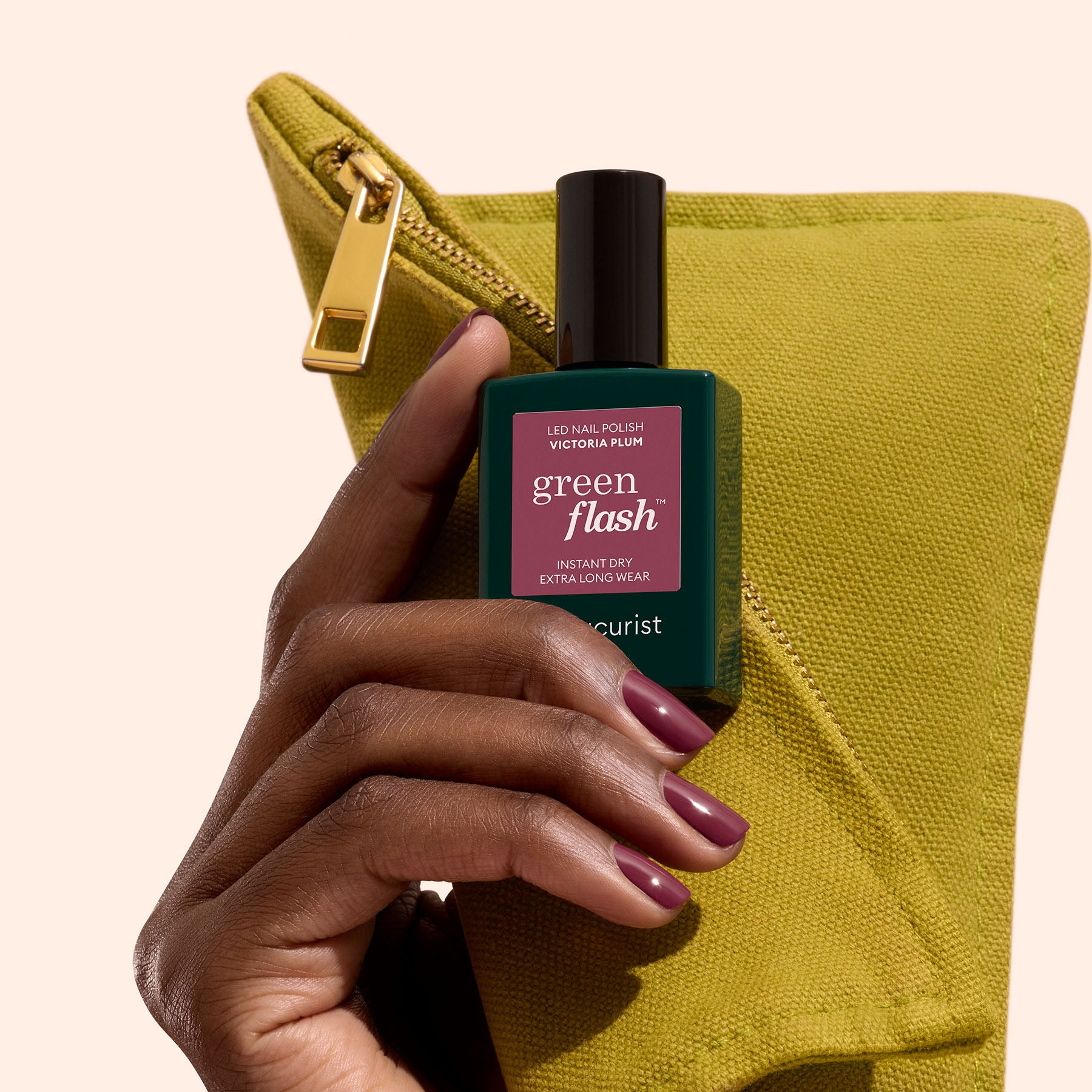 manucurist-victoria-plum-green-flash-gel-nagellack-prune image 4
