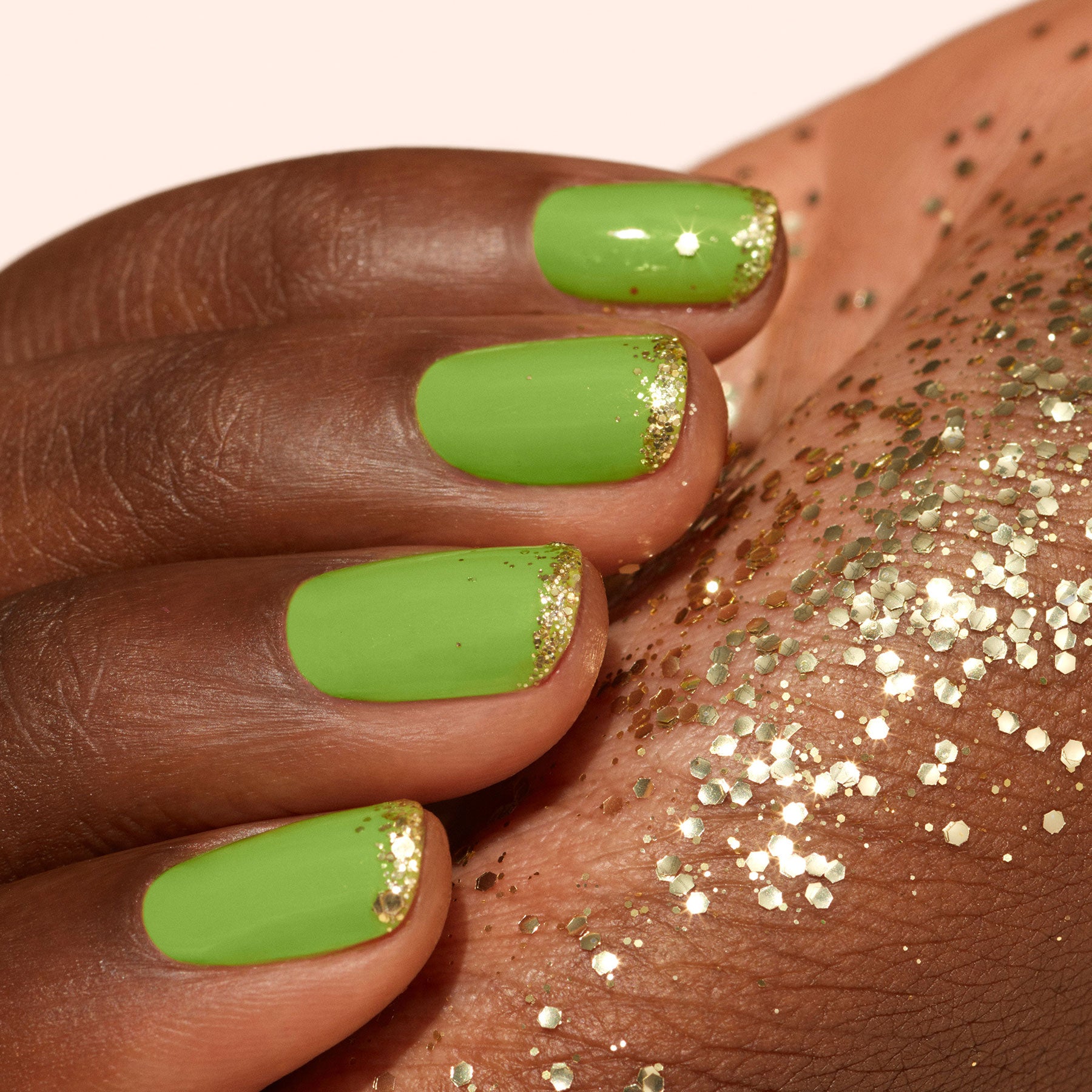 manucurist-biologisch-abbaubare-goldene-pailletten-nail-art image 3