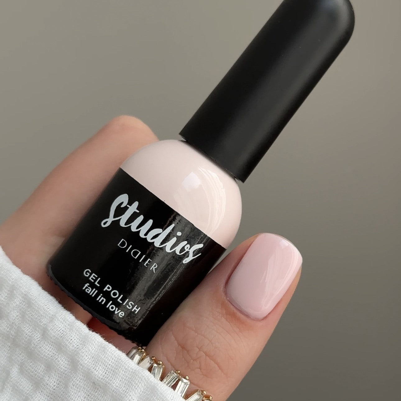 didier-lab-studios-didier-uv-nagellack-fall-in-love-8-ml-hellrosa image 2