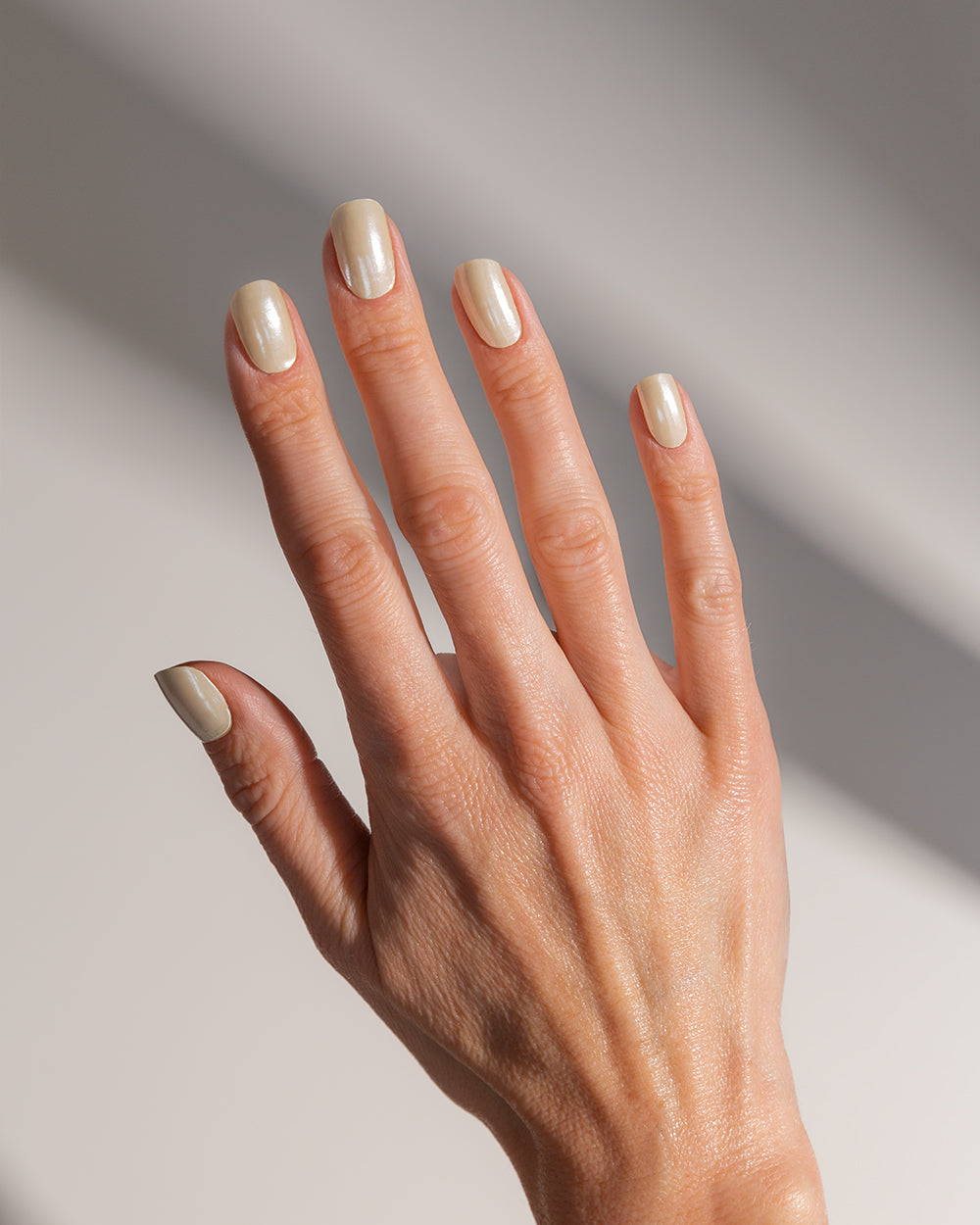 maniko-glazed-vanilla-uv-uv-gel-strips-pearl-chrome image 2