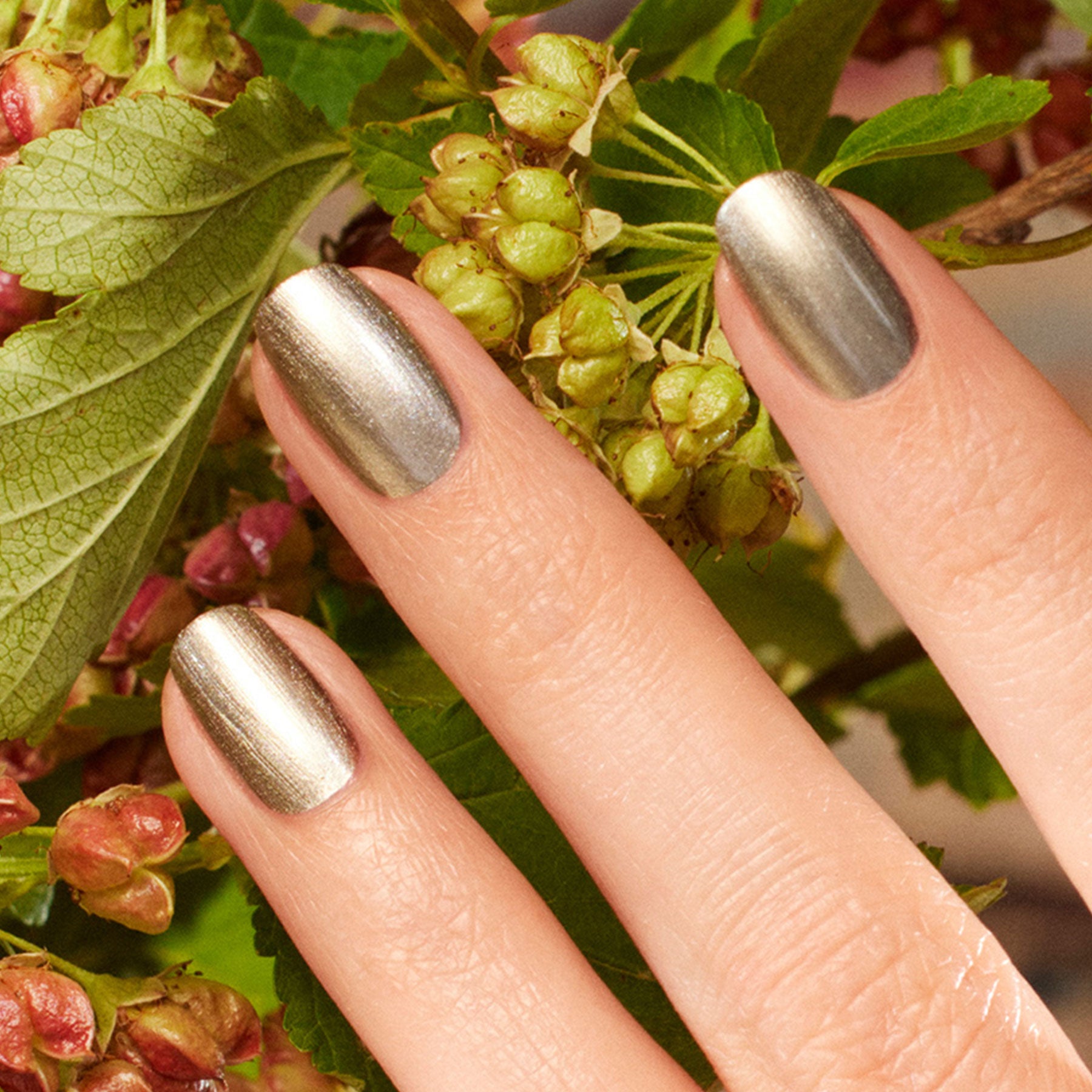 manucurist-green-flash-gel-nagellack-metallic-kaltes-gold image 2