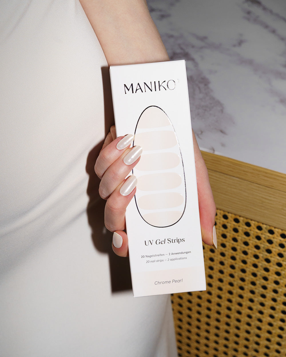 maniko-chrome-pearl-uv-gel-strips image 5