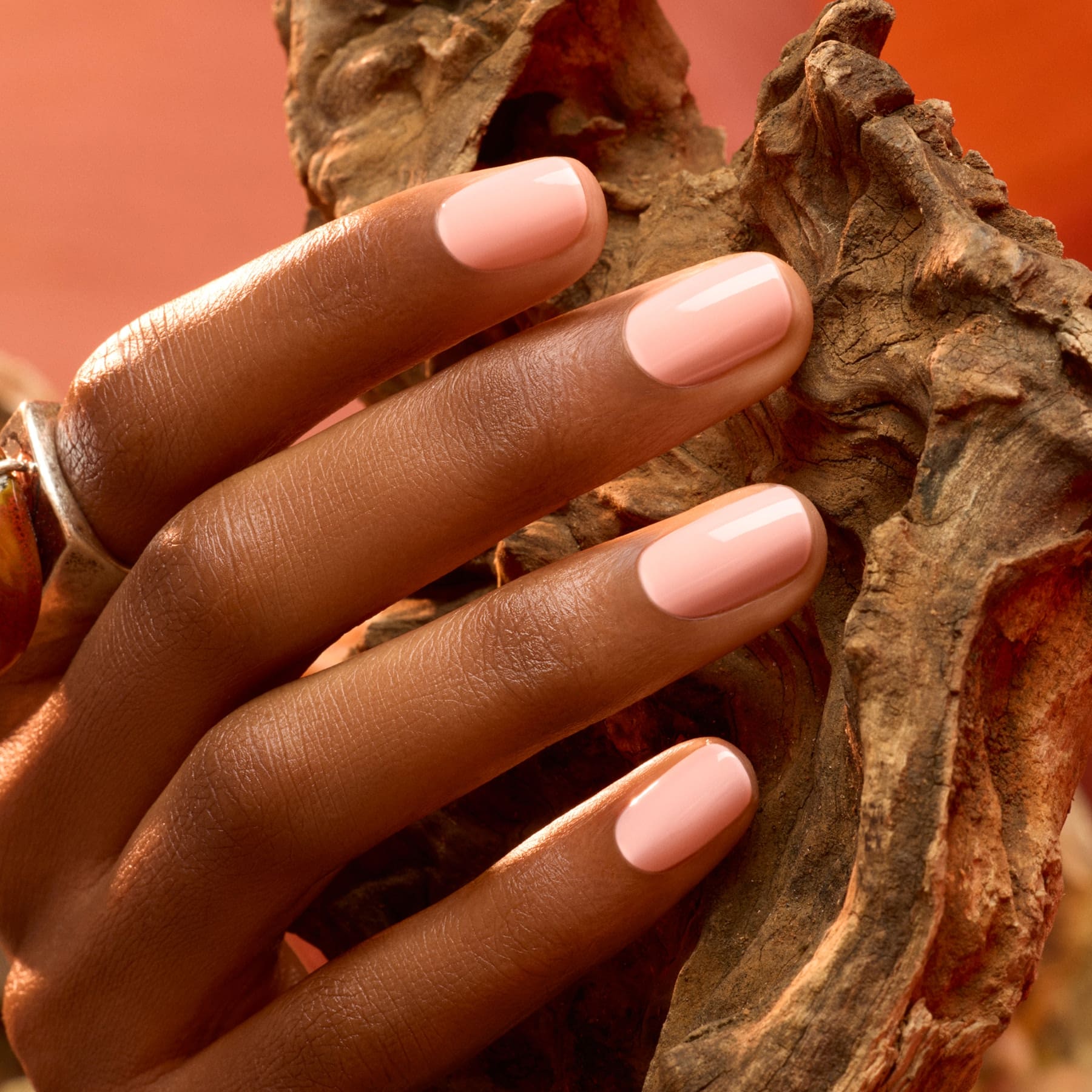 manucurist-green-milky-peach-nagellack image 2