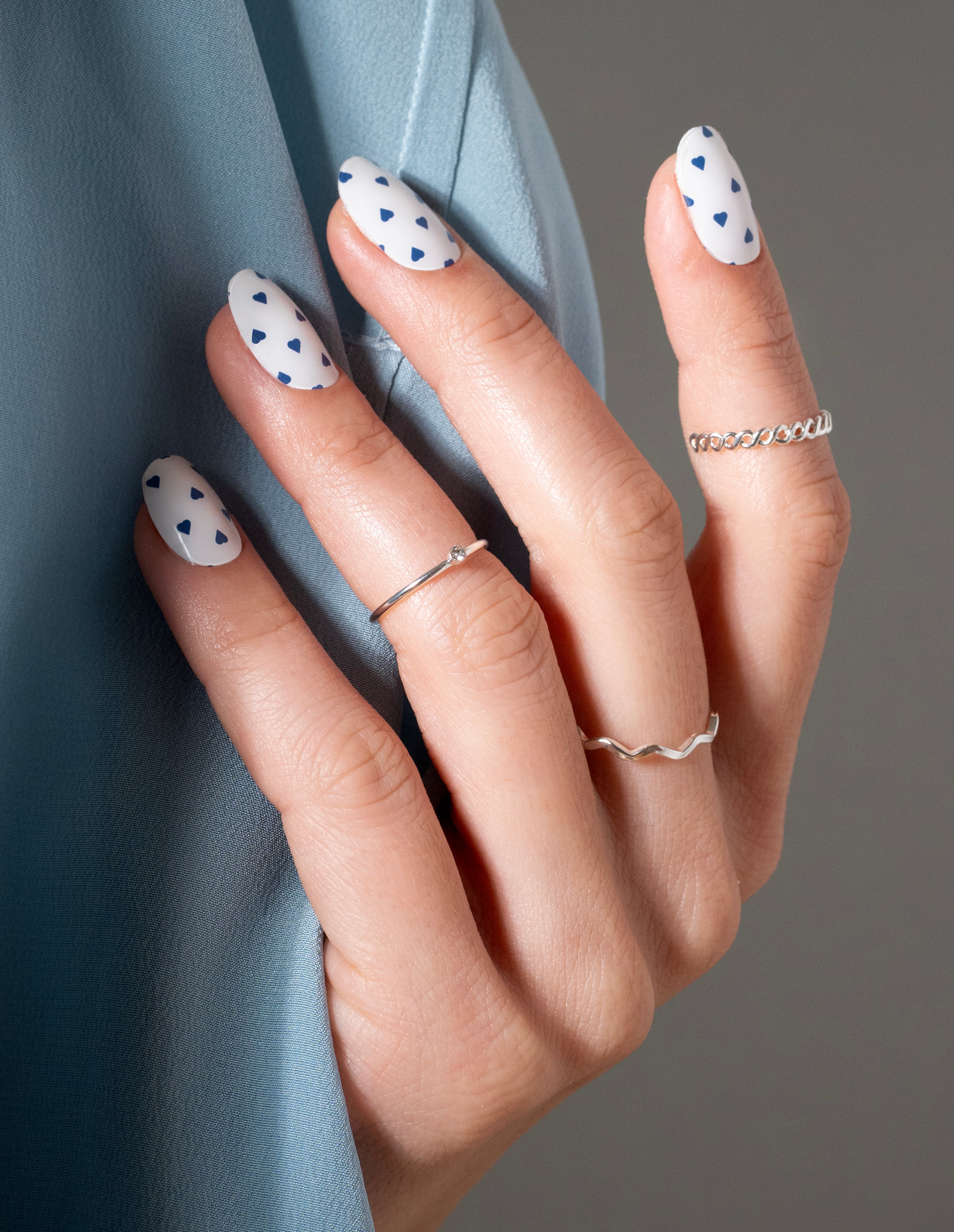 miss-sophie-tiny-hearts-uv-gel-nagelfolien-navy-herzen-wei image 3