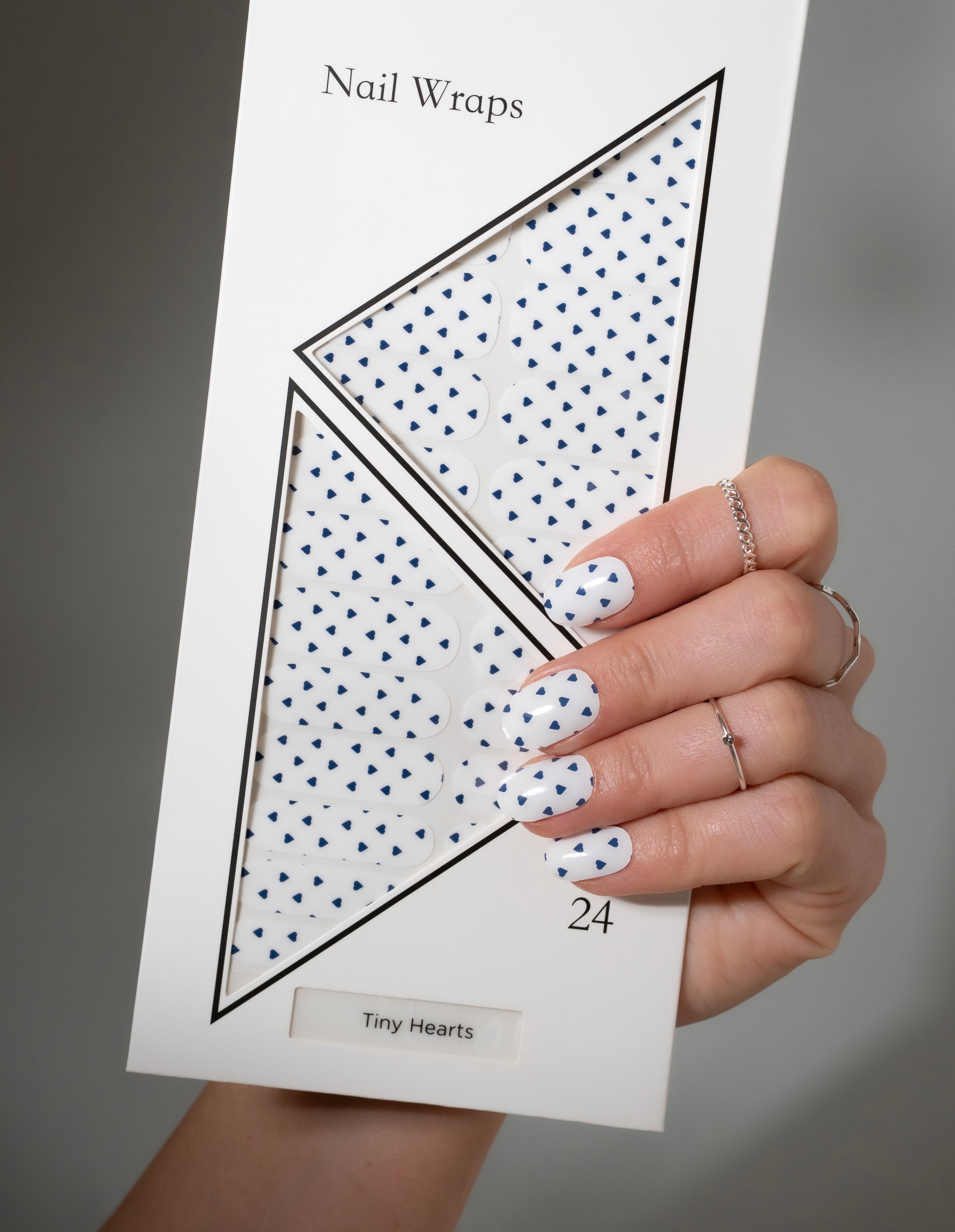 miss-sophie-tiny-hearts-nagelfolien-weiss-mit-navy-mini-herzen image 4