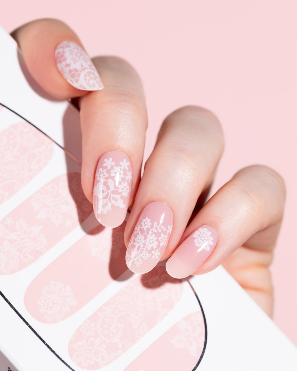 maniko-rose-lace-uv-gel-strips-rosa-mit-wei-em-spitzenmuster image 2