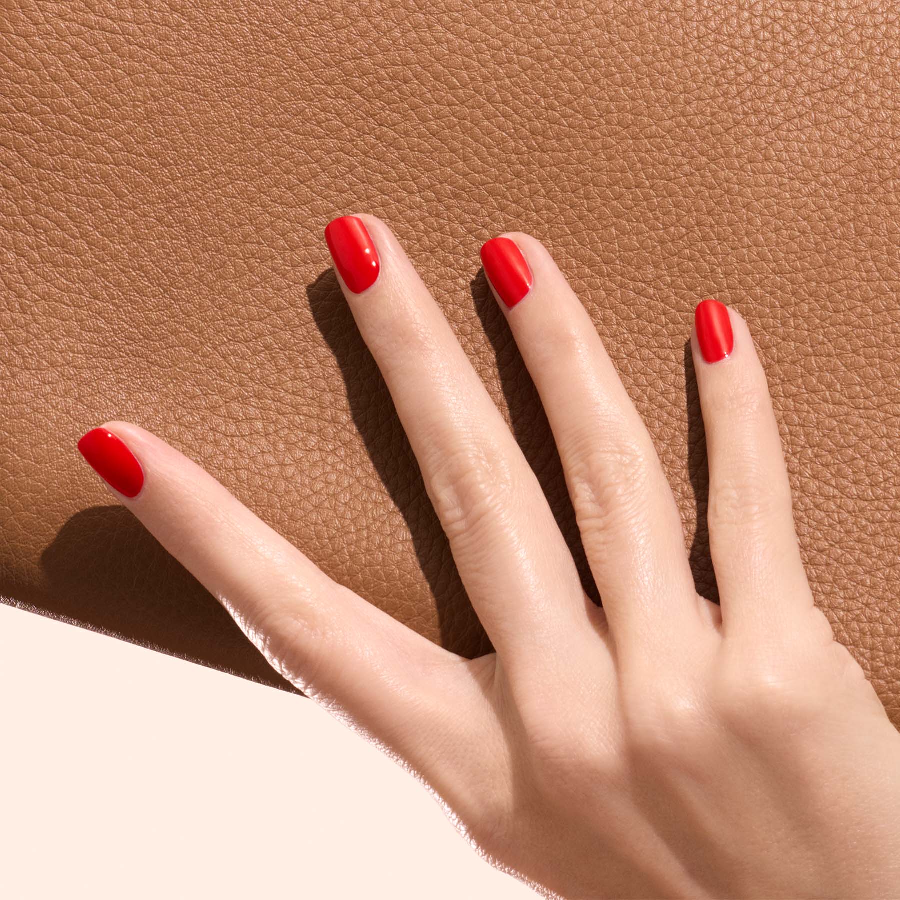 manucurist-an-mone-green-flash-gel-nagellack-knallrot image 3