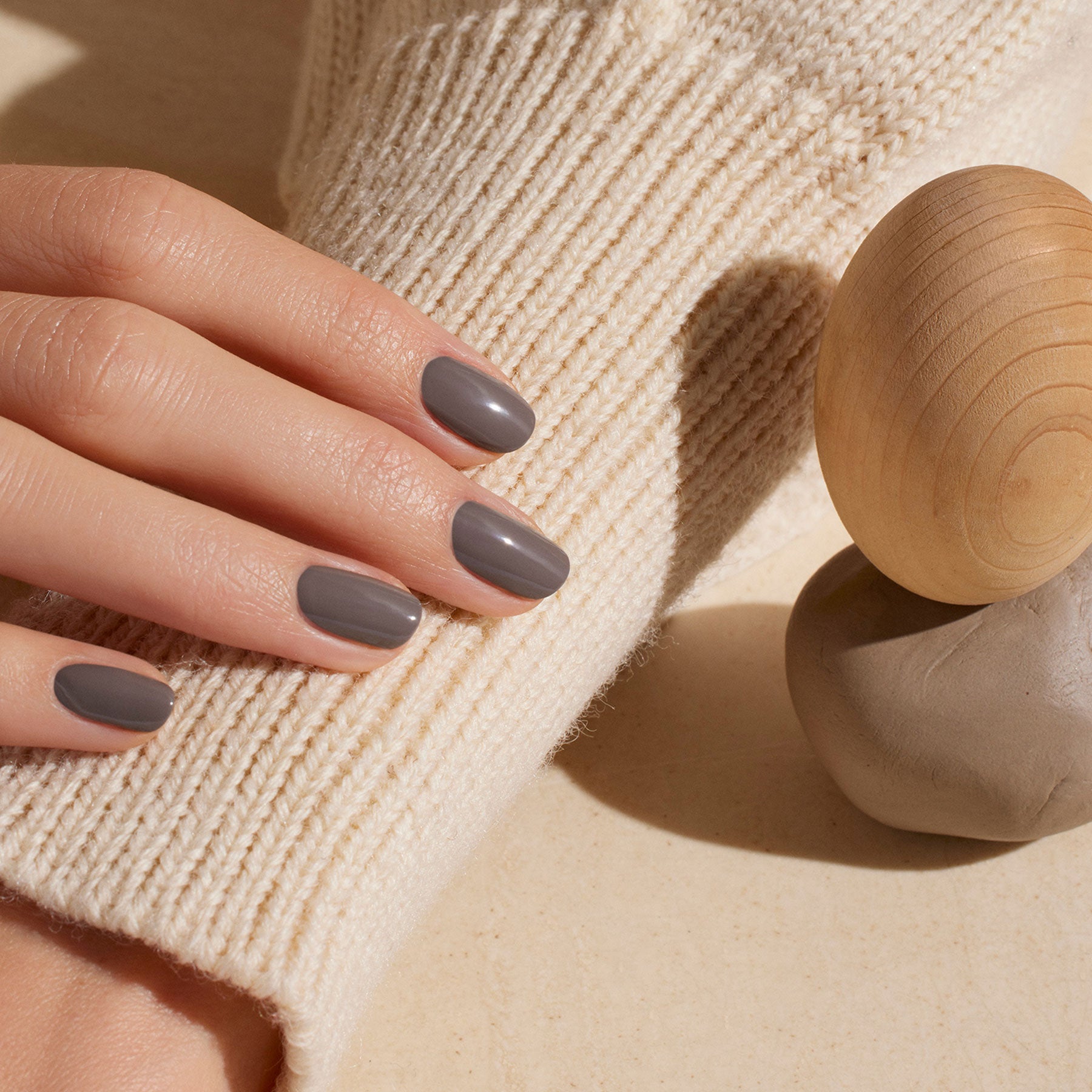 manucurist-green-flash-clay-gel-nagellack-taupe image 2