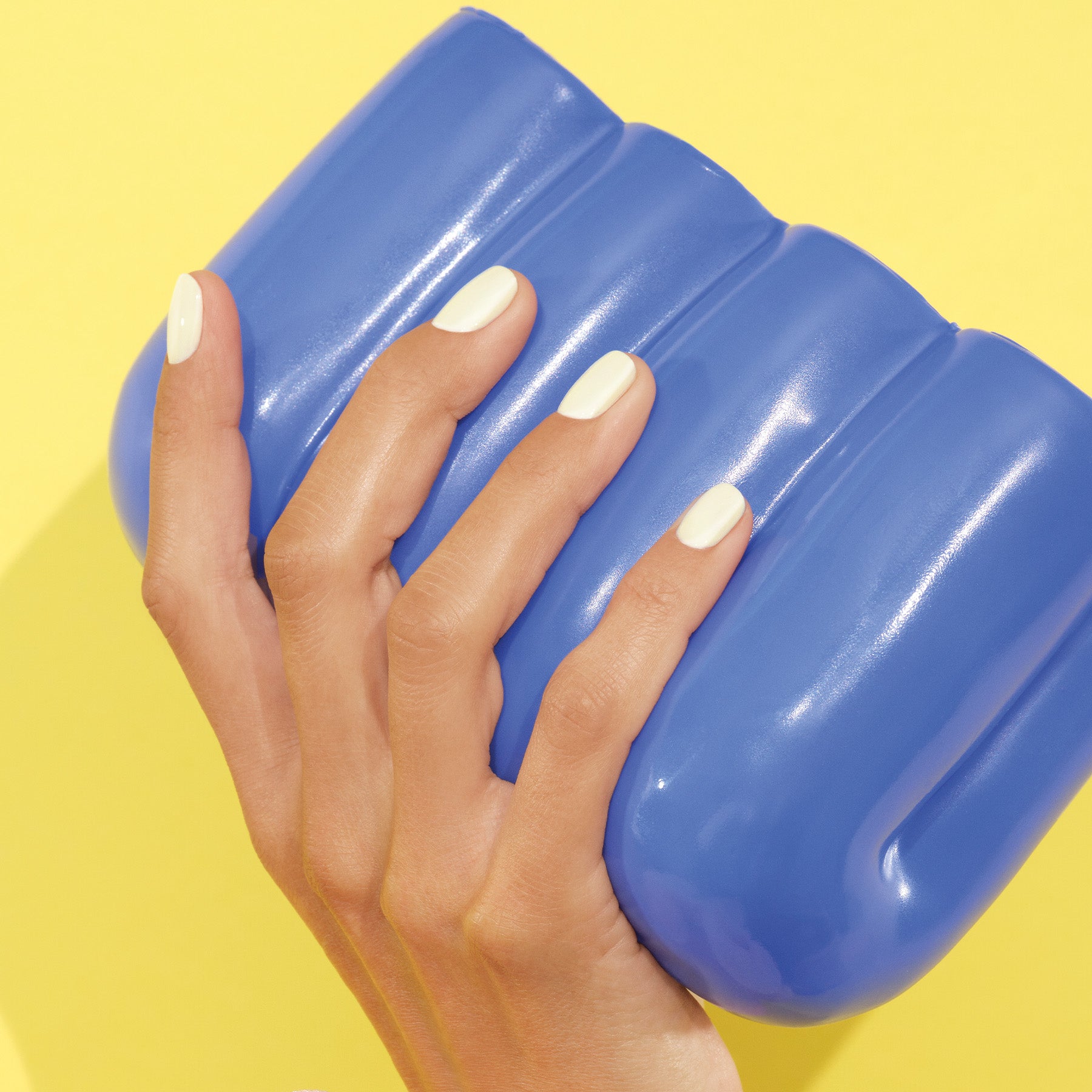 manucurist-green-porcelaine-nagellack-gebrochenes-wei-off-white image 3