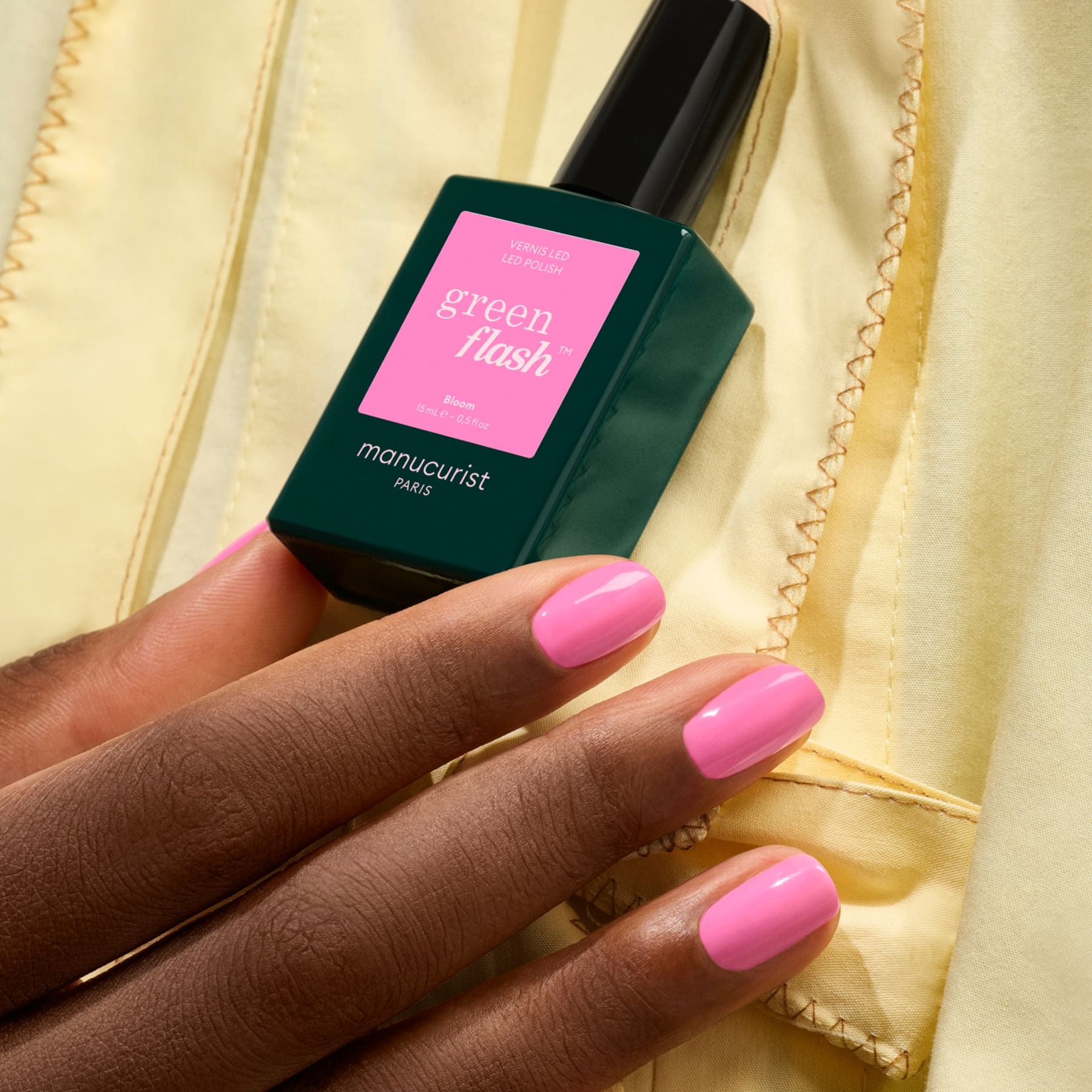 manucurist-green-flash-bloom-gel-nagellack-neonrosa-mit-blau image 2