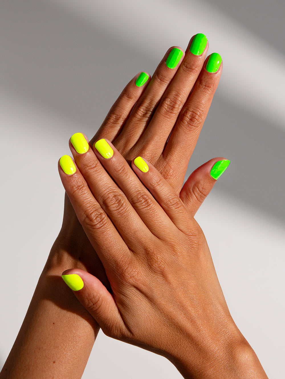 maniko-neon-yellow-uv-gel-strips-neon-gelb image 5