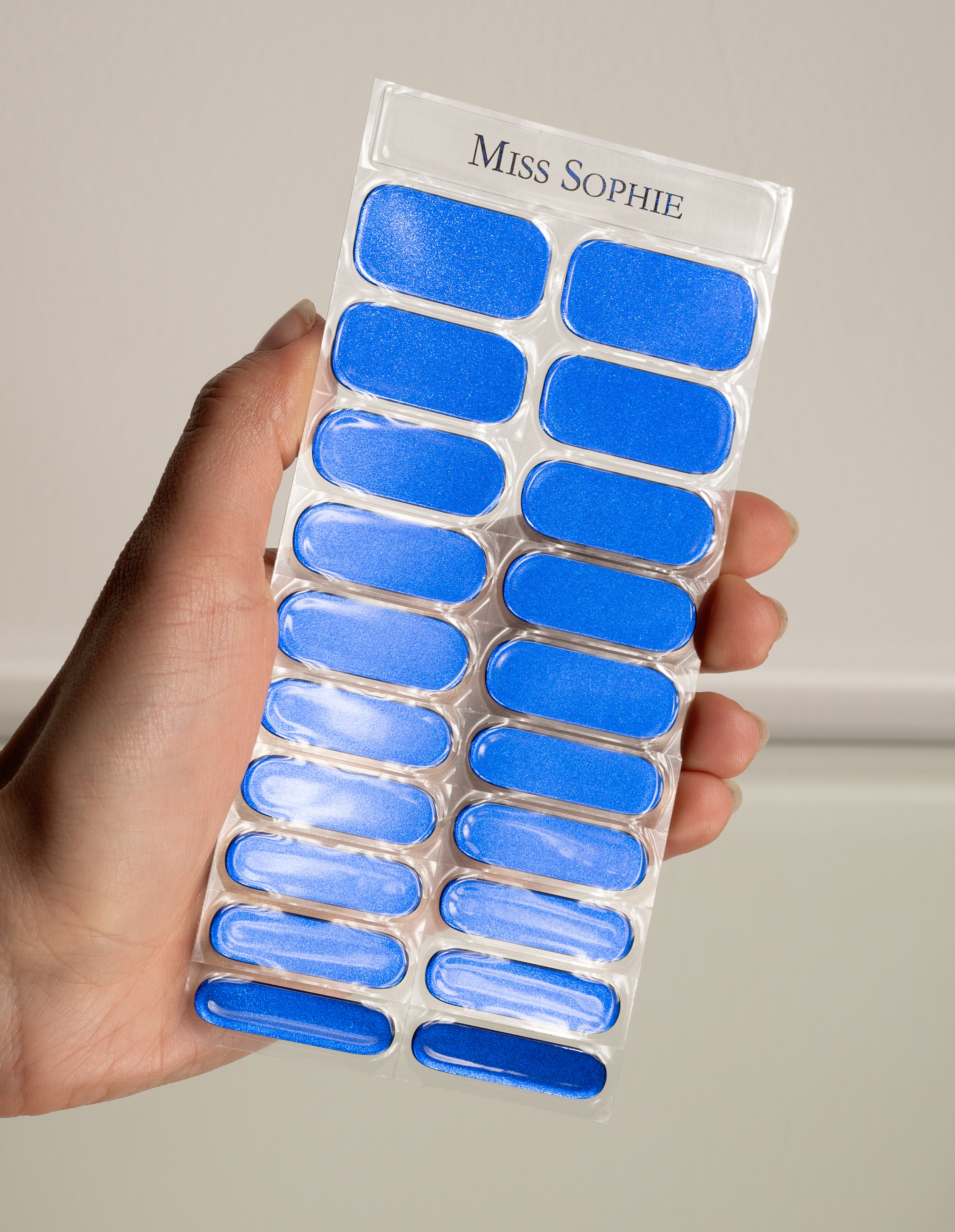 miss-sophie-chrome-blue-uv-gel-nagelfolie-metallisch-blau image 5